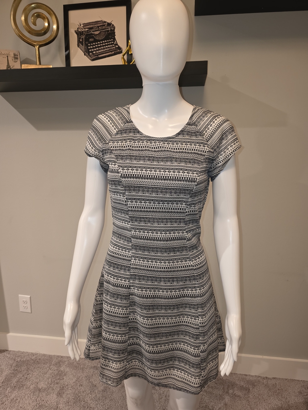 H&M Women’s Black & White Patterned Short Sleeve Fit-and-Flare Dress